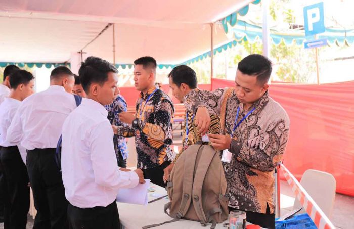 Antisipasi Peserta SKD CPNS Kemenkumham di Jatim Bawa Jimat, Petugas Perketat Penggeledahan Antisipasi Peserta SKD CPNS Kemenkumham di Jatim Bawa Jimat, Petugas Perketat Penggeledahan