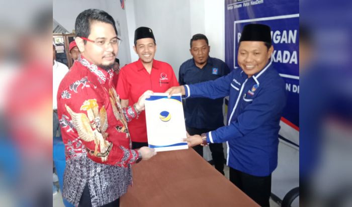 Teno Kembalikan Formulir Bacawali ke Kantor NasDem Teno Kembalikan Formulir Bacawali ke Kantor NasDem