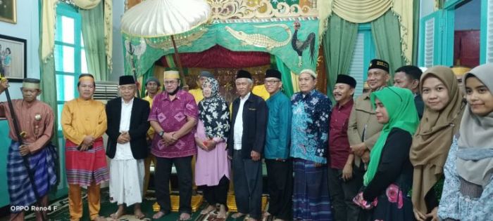 Raja Menpawah Serahkan Tanah 6 Hektar untuk Pesantren, Kiai Asep Disambut sebagai Tamu Agung Raja Menpawah Serahkan Tanah 6 Hektar untuk Pesantren, Kiai Asep Disambut sebagai Tamu Agung