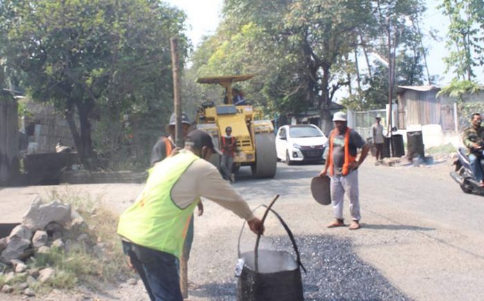 DPU Bina Marga Pasuruan Terus Lakukan Perbaikan di Sejumlah Ruas Jalan DPU Bina Marga Pasuruan Terus Lakukan Perbaikan di Sejumlah Ruas Jalan