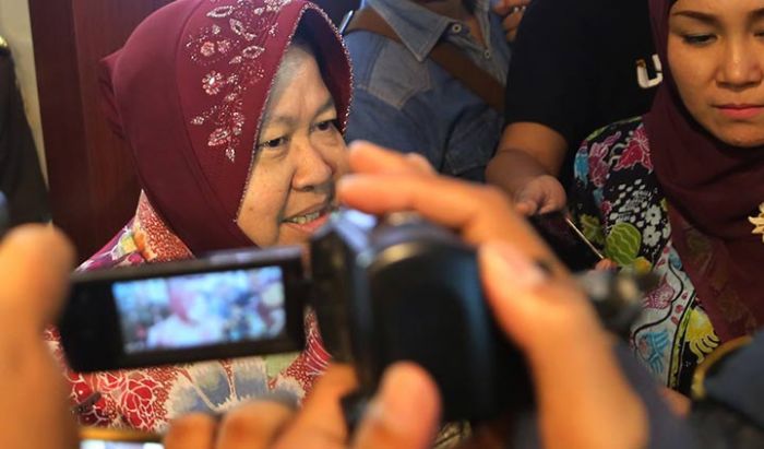 Datangi Kejati Jatim, Risma Serahkan Dokumen Pengembalian Aset YKP Datangi Kejati Jatim, Risma Serahkan Dokumen Pengembalian Aset YKP