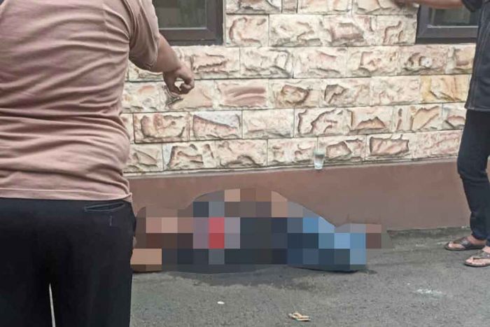 Diduga Depresi, Seorang Pria di Surabaya Lakukan Aksi Percobaan Bunuh Diri di Halaman Polsek Gubeng Diduga Depresi, Seorang Pria di Surabaya Lakukan Aksi Percobaan Bunuh Diri di Halaman Polsek Gubeng