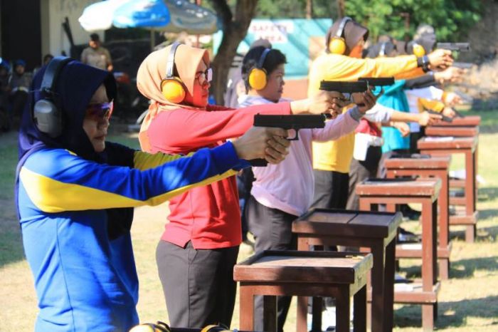 Karo SDM Polda Jatim Buka Lomba Menembak HUT Polwan Karo SDM Polda Jatim Buka Lomba Menembak HUT Polwan
