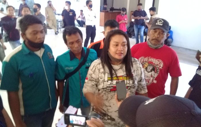 Rapid Test Bayar, Sopir Truk di Banyuwangi Ancam Mogok Kirim Logistik ke Bali Rapid Test Bayar, Sopir Truk di Banyuwangi Ancam Mogok Kirim Logistik ke Bali