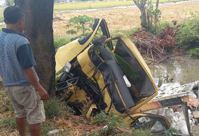 Gagal Nyalip, Truk Boks di Tuban Tabrak Pohon Hingga Masuk ke Dalam Parit