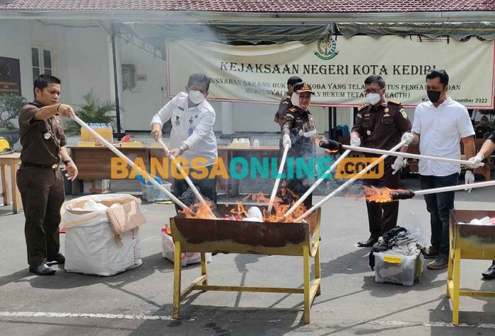 Kejari Kota Kediri Musnahkan Barang Bukti Narkotika dan Senjata Tajam