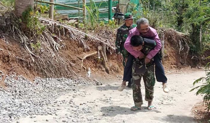 Aksi Heroik Prada Sugiarto dan Serka Tajib, Gendong Warga yang Sakit ke Posko Kesehatan Aksi Heroik Prada Sugiarto dan Serka Tajib, Gendong Warga yang Sakit ke Posko Kesehatan
