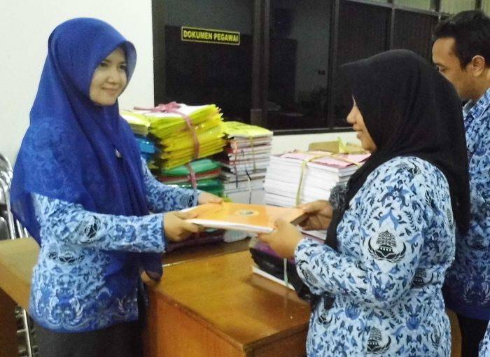 Bupati Sambari Minta PNS Gresik Setor Skripsi Bupati Sambari Minta PNS Gresik Setor Skripsi