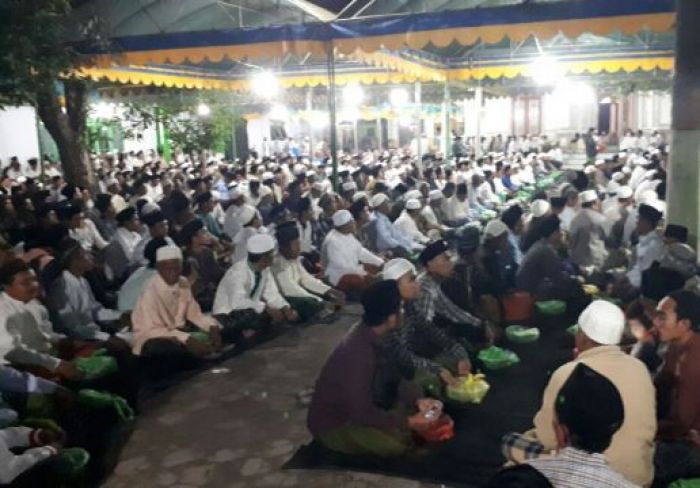 Ribuan Jemaah dan KH Kholil As