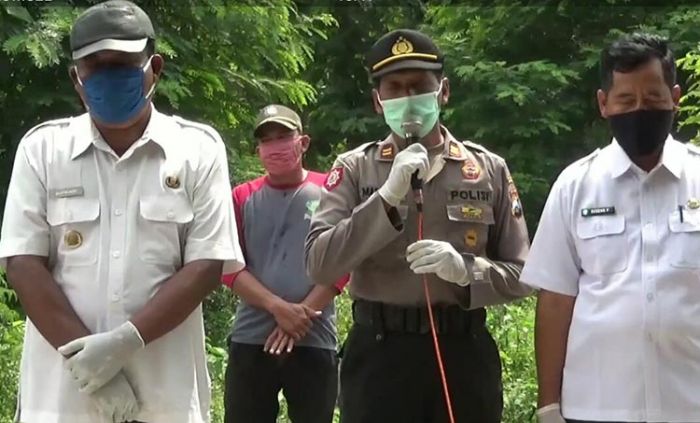 Polsek Sampung dan Pemdes Ringin Putih Berikan Paket Sembako Kepada Keluarga Pasien Covid-19 Polsek Sampung dan Pemdes Ringin Putih Berikan Paket Sembako Kepada Keluarga Pasien Covid-19