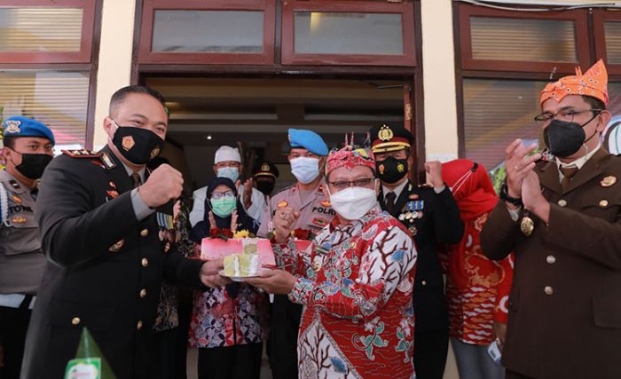 Beri Kejutan Ulang Tahun, Bung Karna Datangi Mapolres Situbondo Beri Kejutan Ulang Tahun, Bung Karna Datangi Mapolres Situbondo