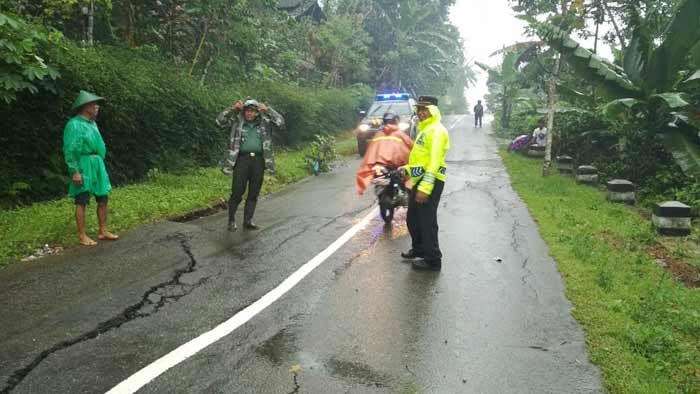 Jalan Nasional di Kilometer 92 Tulakan Pacitan Kembali Ambles Jalan Nasional di Kilometer 92 Tulakan Pacitan Kembali Ambles