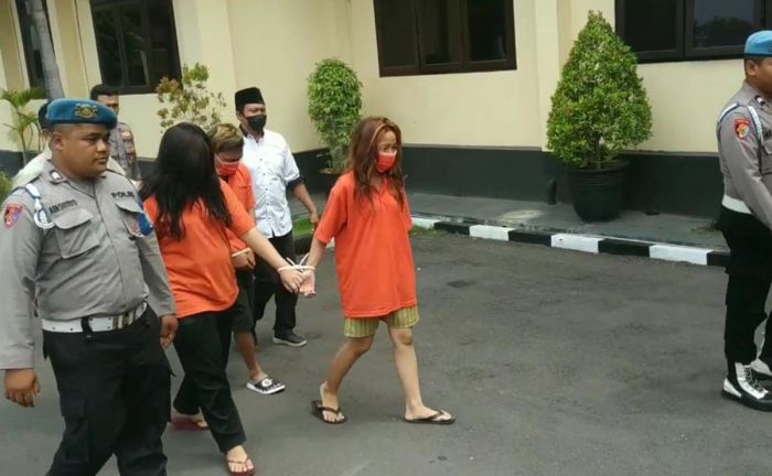 Jual Anak 13 Tahun Kepada Pria Hidung Belang, 3 Orang Mucikari Tretes Diringkus Polisi Jual Anak 13 Tahun Kepada Pria Hidung Belang, 3 Orang Mucikari Tretes Diringkus Polisi