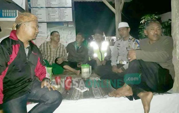 Sambang Pos Kamling dan Dialog dengan Warga, Satlantas Polres Pasuruan Ajak Giatkan Ronda Sambang Pos Kamling dan Dialog dengan Warga, Satlantas Polres Pasuruan Ajak Giatkan Ronda