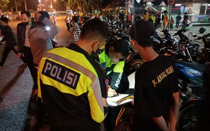 Razia Balap Liar di Depan Kantor Bupati Pamekasan, Polisi Amankan 77 Motor Razia Balap Liar di Depan Kantor Bupati Pamekasan, Polisi Amankan 77 Motor