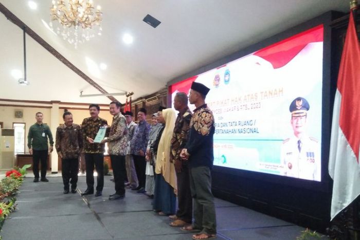 Hadi Tjahjanto Bagikan Sertifikat Tanah di Lamongan