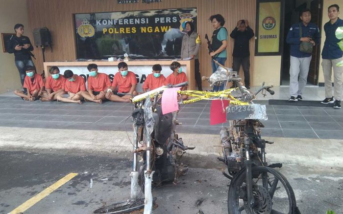 Polisi Tetapkan 11 Pelaku Pembakaran Dua Sepeda Motor di Ngawi, 4 Diantaranya Masih Dibawah Umur Polisi Tetapkan 11 Pelaku Pembakaran Dua Sepeda Motor di Ngawi, 4 Diantaranya Masih Dibawah Umur