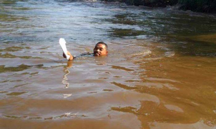 Berenang di Sungai untuk Memberi Undangan kepada Ahok, Tapi Tak Digubris Berenang di Sungai untuk Memberi Undangan kepada Ahok, Tapi Tak Digubris