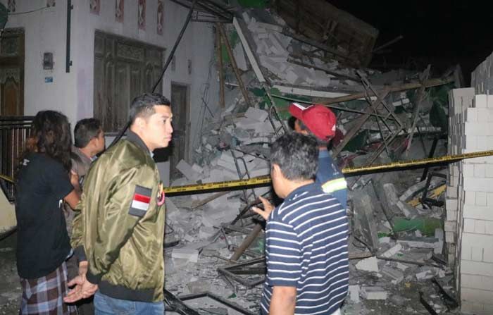 Bangunan 5 Lantai Ponpes Al Azhar Gresik Ambruk Bangunan 5 Lantai Ponpes Al Azhar Gresik Ambruk