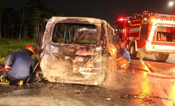 Usai Servis AC, Mobil Nissan Serena Terbakar di Jalan Tol Kawasan Sukodono SIdoarjo Usai Servis AC, Mobil Nissan Serena Terbakar di Jalan Tol Kawasan Sukodono SIdoarjo
