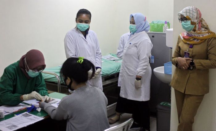 Nyaris Batal Ikut UTBK Gara-gara Rapid Test Mahal, Pemkot Kediri Bantu Calon Mahasiswa Gratiskan Tes Nyaris Batal Ikut UTBK Gara-gara Rapid Test Mahal, Pemkot Kediri Bantu Calon Mahasiswa Gratiskan Tes