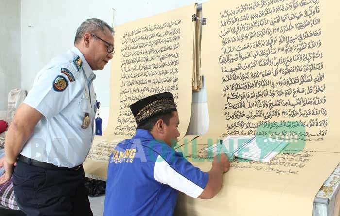 Wujud Instropeksi Diri, Warga Binaan Lapas Blitar Tulis Al Quran Raksasa