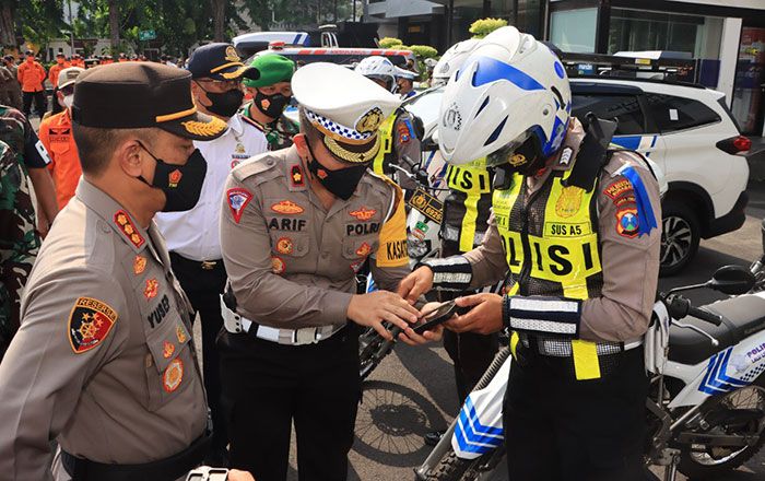 Kapolrestabes Surabaya Pimpin Apel Gelar Pasukan Operasi Zebra Semeru 2022 Kapolrestabes Surabaya Pimpin Apel Gelar Pasukan Operasi Zebra Semeru 2022