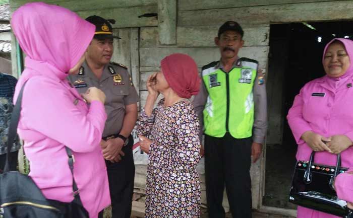 Janda Tua di Bangilan Disambangi Polisi Janda Tua di Bangilan Disambangi Polisi