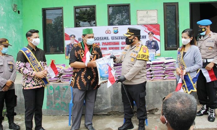 Polres Kediri Kota Kolaborasi dengan HMI Distribusikan Bansos ke PKL dan Abang Becak Polres Kediri Kota Kolaborasi dengan HMI Distribusikan Bansos ke PKL dan Abang Becak