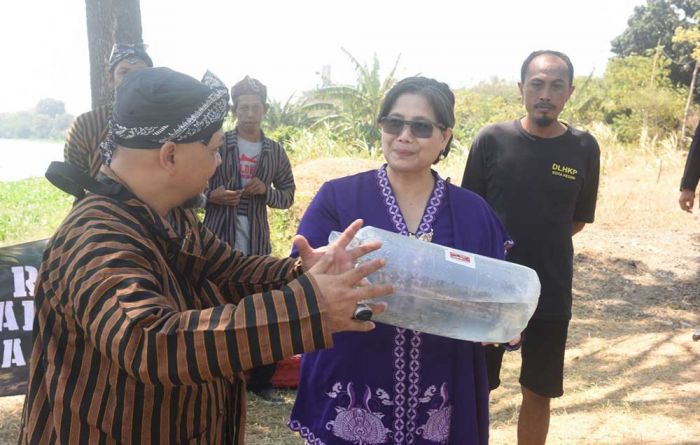 Pj Wali Kota Zanariah Tebar 35.000 Benih Ikan Bersama WWI Regional Kediri di Sungai Brantas Pj Wali Kota Zanariah Tebar 35.000 Benih Ikan Bersama WWI Regional Kediri di Sungai Brantas