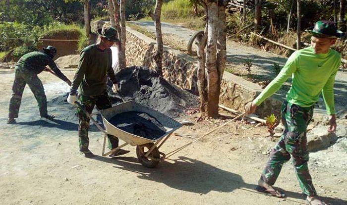 Medan Sulit, Satgas TMMD Sampang Langsir Mobil Tangki Air