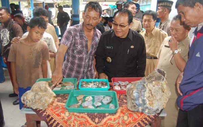 Bupati Trenggalek Buka Pasar Batu Akik di Kawasan Terminal MPU Bupati Trenggalek Buka Pasar Batu Akik di Kawasan Terminal MPU