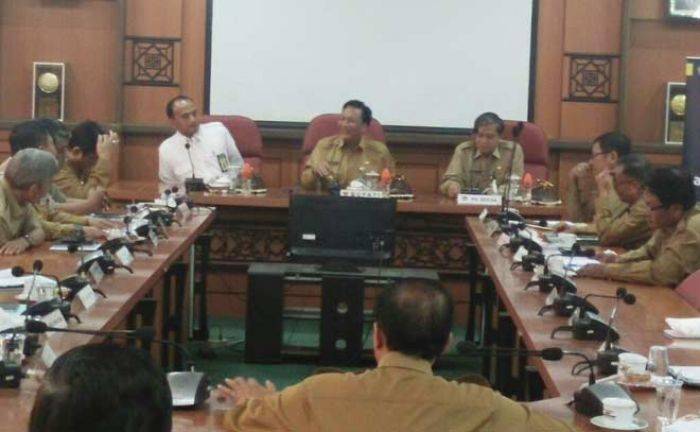 Pejabat Pemkab Gresik Diberi Sosialisasi Terkait Kebijakan Tax Amnesty Pejabat Pemkab Gresik Diberi Sosialisasi Terkait Kebijakan Tax Amnesty