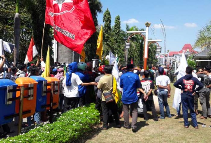 Wabup Qosim Tegaskan Pemkab tak akan Bangun Islamic Center di Alun-Alun Wabup Qosim Tegaskan Pemkab tak akan Bangun Islamic Center di Alun-Alun