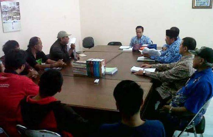 Datangi Kantor Dindikpora Kota Batu, LK2P Tuding Sertifikasi Guru tak Transparan Datangi Kantor Dindikpora Kota Batu, LK2P Tuding Sertifikasi Guru tak Transparan