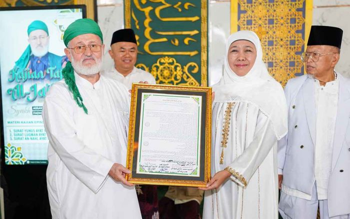 Keunggulan Tafsir Al Jailani Dibedah, Khofifah Berterima Kasih ke Syeikh Fadhil Keunggulan Tafsir Al Jailani Dibedah, Khofifah Berterima Kasih ke Syeikh Fadhil