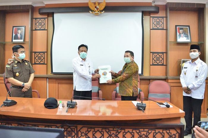 Bupati Gresik Terima 21 Sertifikat Aset Tanah Pemkab dari BPN Bupati Gresik Terima 21 Sertifikat Aset Tanah Pemkab dari BPN