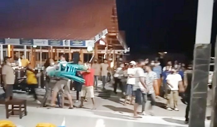 Razia PPKM di Banyuwangi Ricuh, Pedagang Ikan Bakar Fish Market Ribut dengan Satpol PP Razia PPKM di Banyuwangi Ricuh, Pedagang Ikan Bakar Fish Market Ribut dengan Satpol PP
