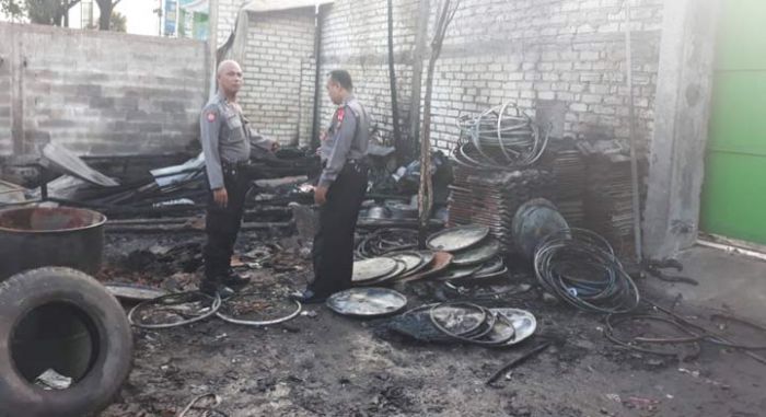Gudang Drum di Sidoarjo Terbakar Gudang Drum di Sidoarjo Terbakar