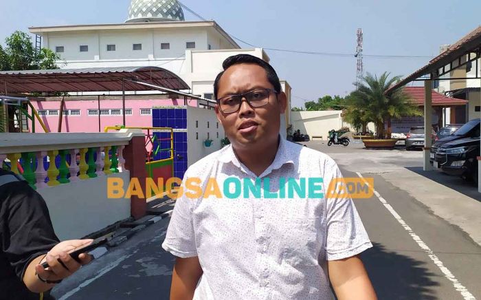 Polisi Tahan Pria di Jombang yang Gelapkan Uang Adik Iparnya Polisi Tahan Pria di Jombang yang Gelapkan Uang Adik Iparnya