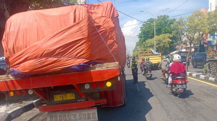 Cegah Kemacetan dan Kecelakaan, Satlantas Gresik Tilang Truk Pelanggar Jam Operasional