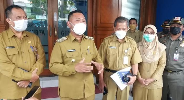 Bupati Gresik Sebut Kondisi Perumda Giri Tirta Sedang Sakit, Harus Masuk ICU Bupati Gresik Sebut Kondisi Perumda Giri Tirta Sedang Sakit, Harus Masuk ICU