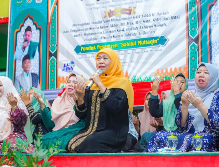 Peringatan Maulid Nabi di Ponpes Sabiul Muttaqien, Khofifah: Gravitasi Kuat Syafaat Rasul Peringatan Maulid Nabi di Ponpes Sabiul Muttaqien, Khofifah: Gravitasi Kuat Syafaat Rasul