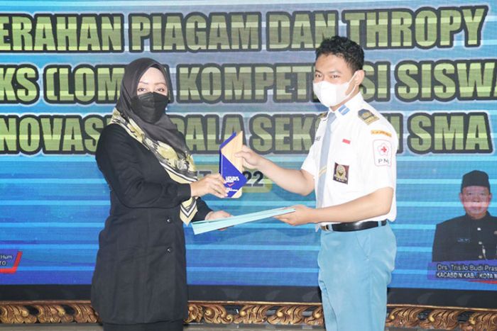 Bupati Mojokerto Beri Penghargaan untuk Juara LKS SMK Tingkat Nasional di Pendopo Graha Maja Tama Bupati Mojokerto Beri Penghargaan untuk Juara LKS SMK Tingkat Nasional di Pendopo Graha Maja Tama