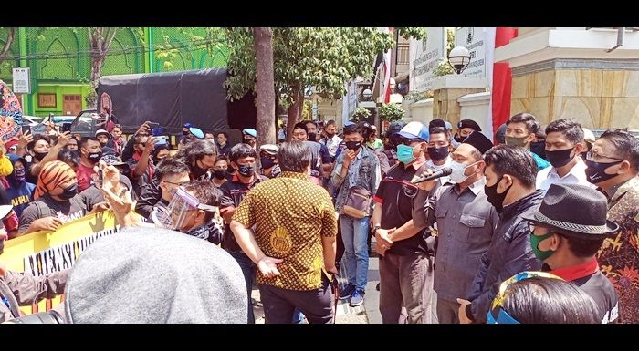 Ratusan Pekerja Seni Gresik Demo Minta Pemkab Gratiskan WEP untuk Berkreasi