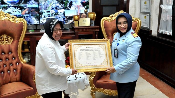 Jadi Kota Rujukan HKI, Risma Terima 2 Penghargaan dari Kemenkumham