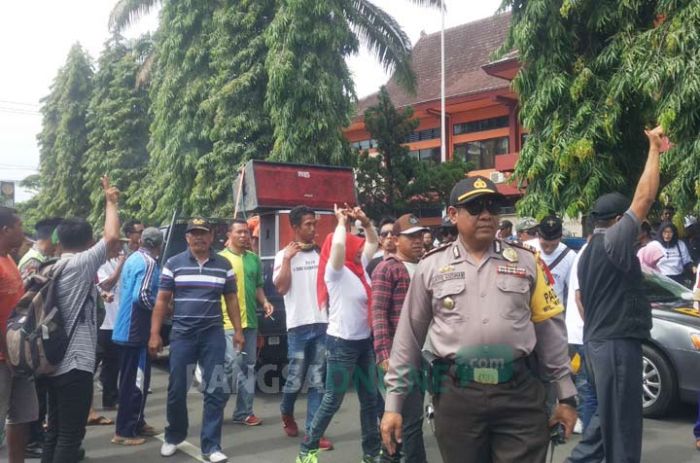 Demo Gedung DPRD Trenggalek, Ratusan Warga Desa Karanggandu Tuntut Pilkades Ulang