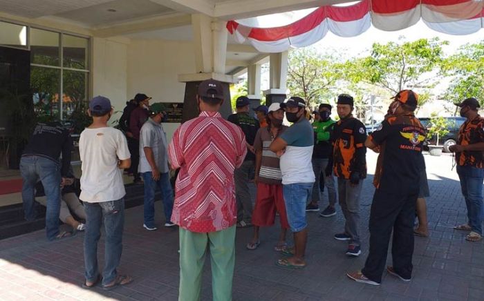 Tak Terima Keluarganya Dimakamkan Secara Covid-19, Puluhan Warga dan Ormas PP Ngeluruk RS BDH Tak Terima Keluarganya Dimakamkan Secara Covid-19, Puluhan Warga dan Ormas PP Ngeluruk RS BDH