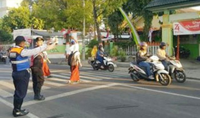Dishub dan Polres Mojokerto Kota Gencar Sosialisasi Lalin Ramah Pelajar Dishub dan Polres Mojokerto Kota Gencar Sosialisasi Lalin Ramah Pelajar