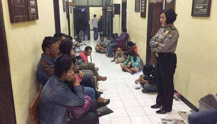 21 Pasangan Kumpul Kebo di Blitar Diciduk dari Hotel saat Malam Valentine 21 Pasangan Kumpul Kebo di Blitar Diciduk dari Hotel saat Malam Valentine